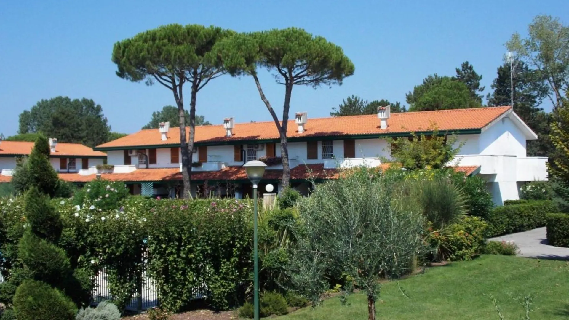 Cozy Townhouse With Pool And Garden Apartment Bibione Italy